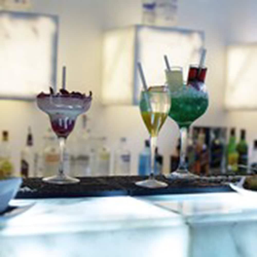 Cesar Resort & Spa Marakéš Exteriér fotografie A martini (left) and a cosmopolitan (right)