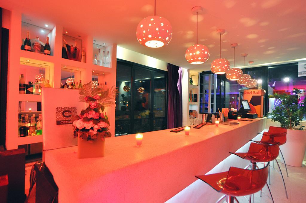 Cesar Resort & Spa Marakéš Exteriér fotografie The bar at the 10000 km² hotel